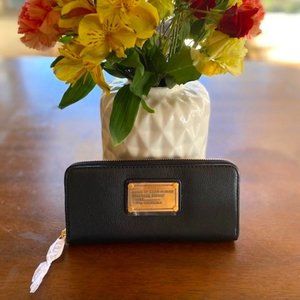 NWT $198 MBMJ Marc by Marc Jacobs Black Leather Zip Wallet